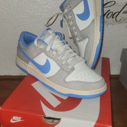Nike dunk low UNC Size 10
  Sail/University blue