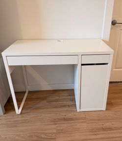 Modern White Desk with Storage – Excellent Condition