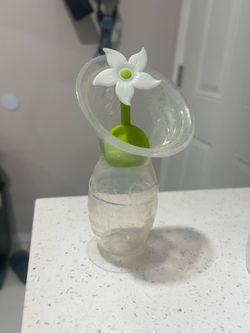 Haakaa breast pump with flower stopper