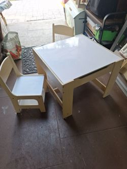 24x34  todflers play/ tanle with dtorage and 2 chairs