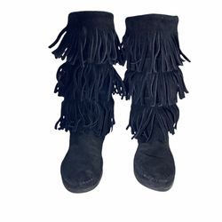 Minnetonka Women's 3-Layer Fringe Boot Black  Please note inconsistencies to front (left) toe’s rubber bottom  Classic suede like all Minnetonka mocca