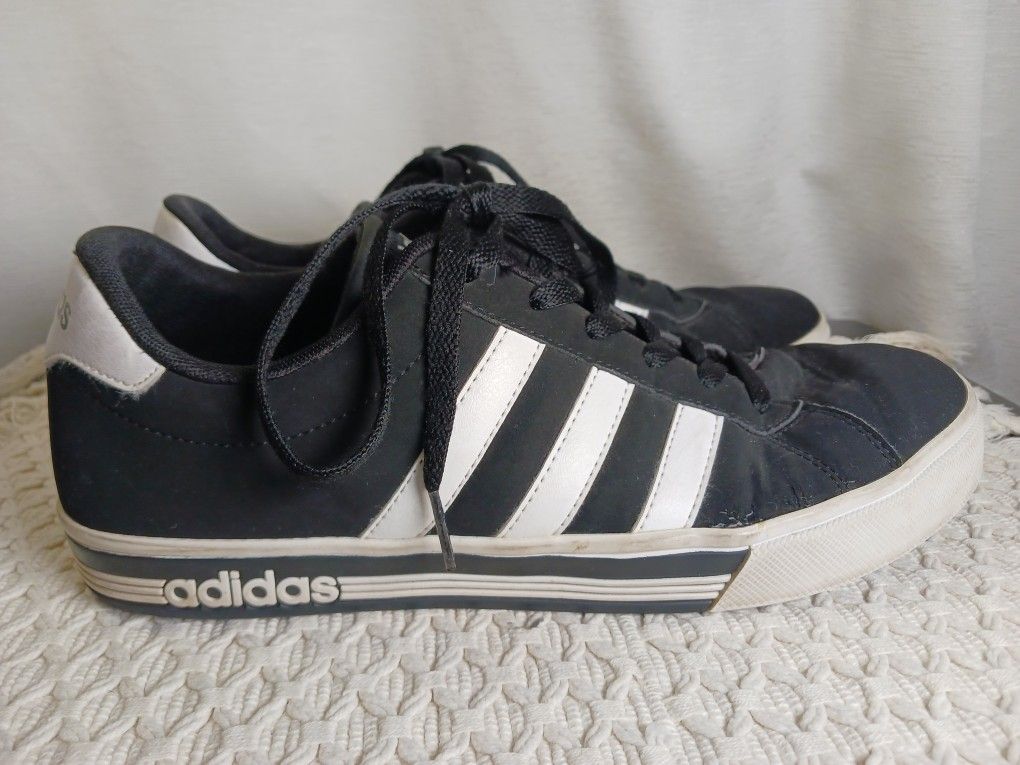 Men's Adidas Daily Team Black White classic Size 9 Sneakers Saude Stripes