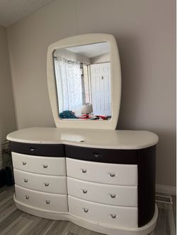 Dresser with mirror and 8 drawers