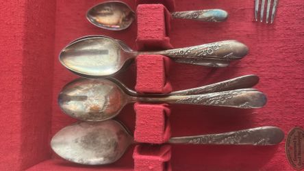 Vintage Oneida Community Tudor Plate “Queen Bess II” Silverplate Flatware Set with Original Chest – 42 Pieces