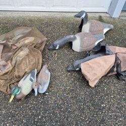 9 Duck Decoys And 8 Geese Decoys With Bags