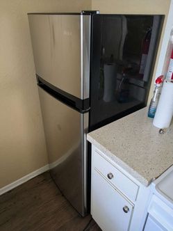 Haier 10.11 cu ft top freezer refrigerator