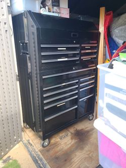 HUSKYS TOOLS BOX..MINOR SCRATCHES BUT IN GREAT CONDITION 👍.. WHEELS ,HANDLES..PAID OVER 800...PICK UP IN BLOOMINGTON..
