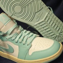 Women's Nike Air Jordan 1 Mid "Light Dew"
