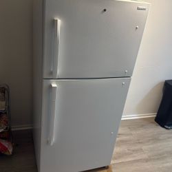 Insignia Refrigerator 
