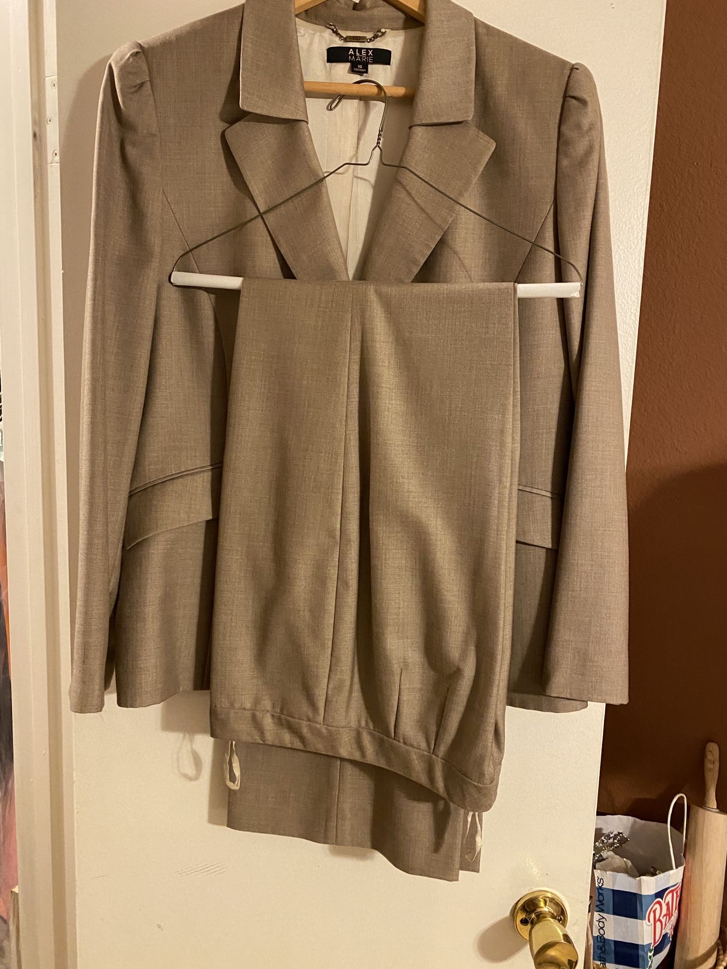 Women’s suit