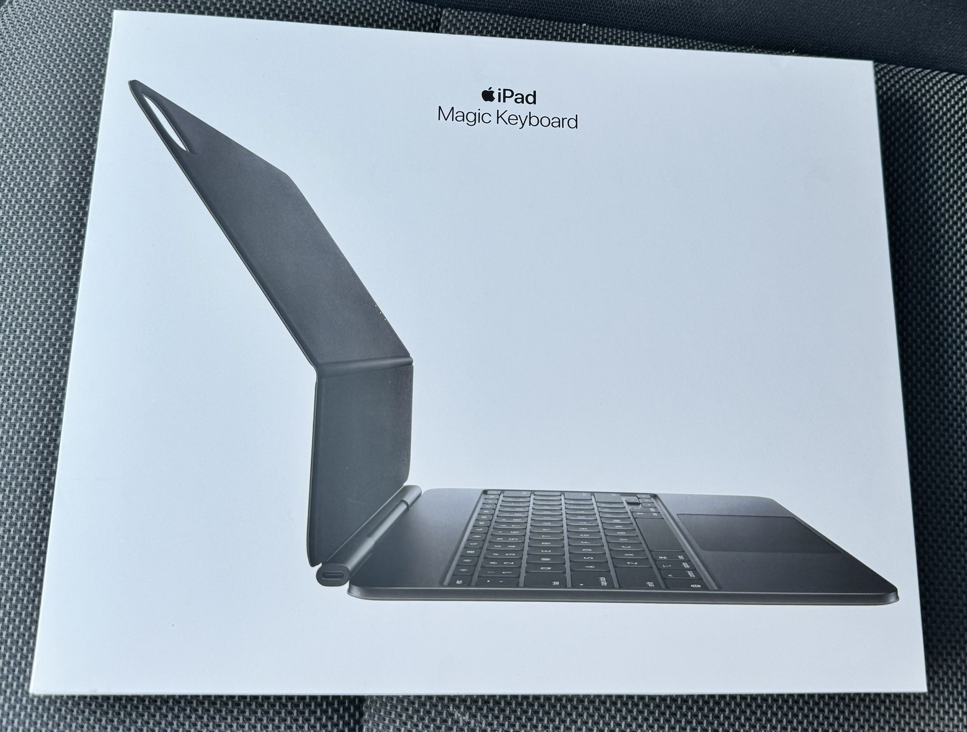 Apple Magic Keyboard 13” M4 iPad Pro A2974 Black And White And Pencil Pro