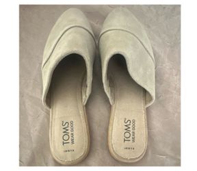 Women’s shoes Tom’s slips size 7.5 Beige