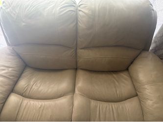 Sofa beige en cuerina.