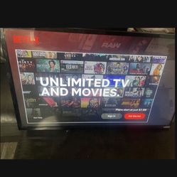 32 Smart TV Vizio W Wall Hanger Excellent Condition Has remote control