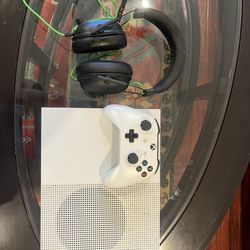 Xbox one S with Razer BlackShark V2 And Controller