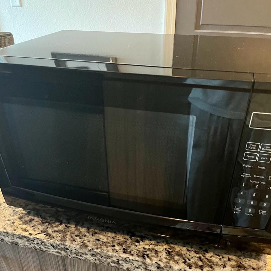 Insignia 0.7 CU.FT Compact Microwave - Black for Sale in Clearwater, FL -  OfferUp