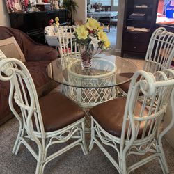 Round Glass Table With Chairs. 