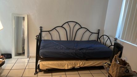 Day bed with under matress