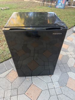 INSIGNIA mini fridge