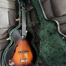 The Loar LH-700 Archtop Acoustic Guitar Vintage Sunburst