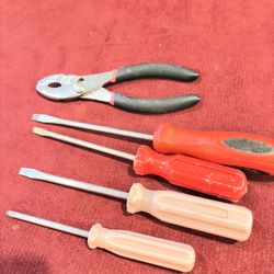 4 Used Screw Drivers+ 1 Slip-Joint Pliers