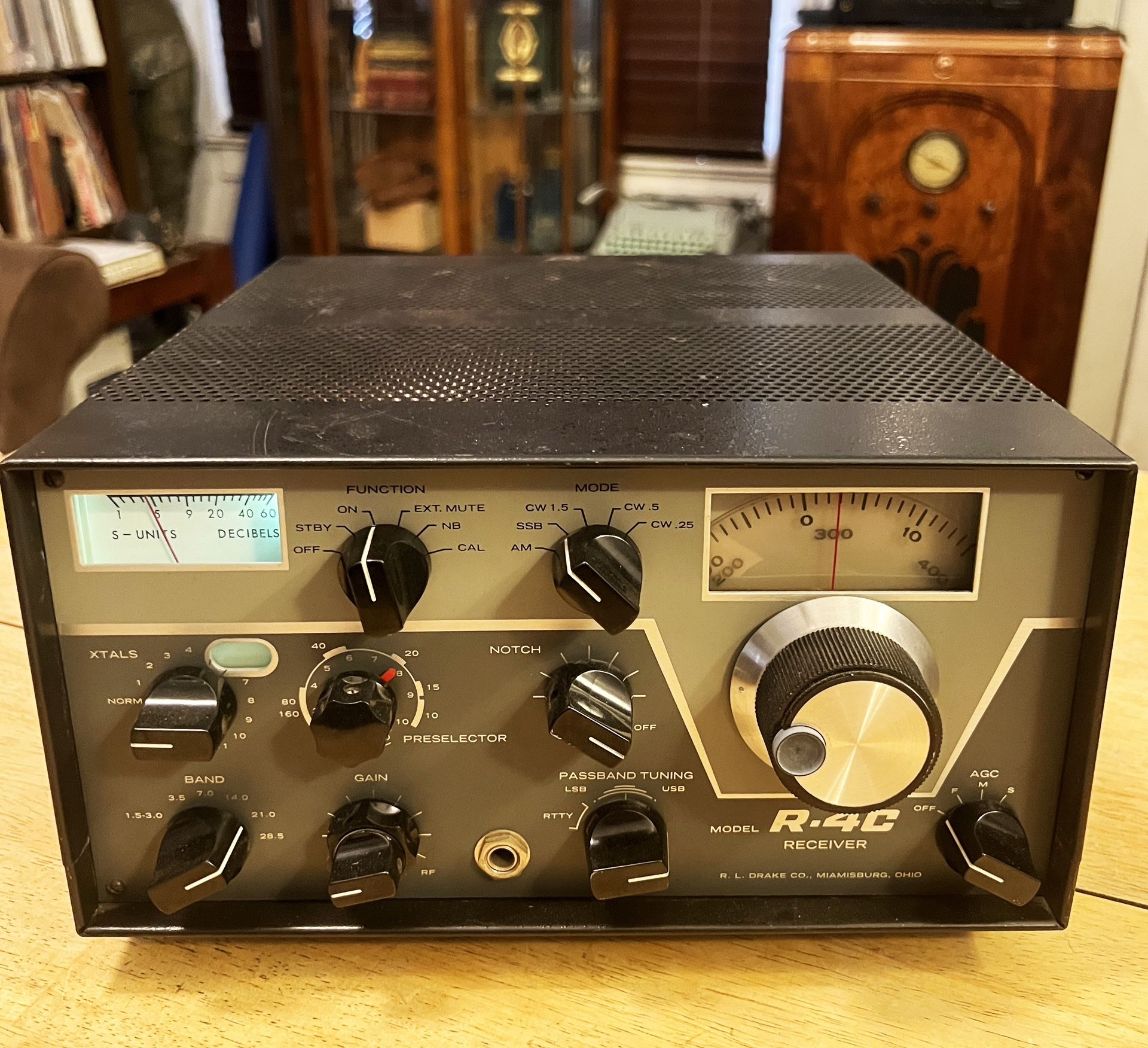 Drake R-4C AM CW SSB HF AMATEUR BANDS RECEIVER POWERS ON