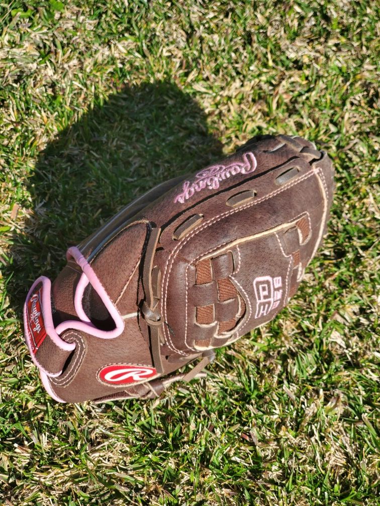 Like new Rawlings 11" Softball glove.