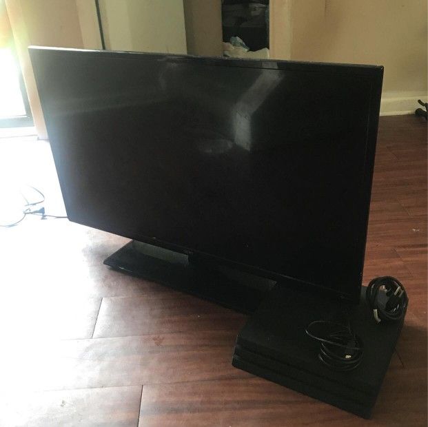 PS4 Pro & SEIKI 32 Inch Flatscreen Tv