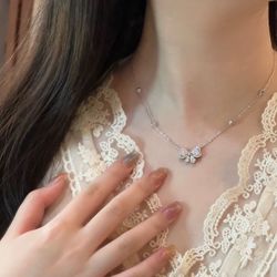 Sweet knot necklace