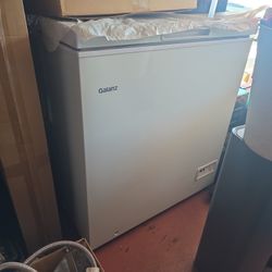 Like New Galanz 5.0 Cu Ft Manual Defrost Chest Freezer in White