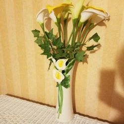 Beautiful  Flower Lillies Arrangement With Vase..Like New!