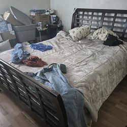 Queen Bed/Dresser/Nightstand Set $450