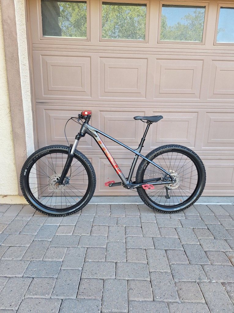 TREK ROSCOE 6 MOUNTAIN BIKE 27.5 INCH 1 X 10 SPEED DROPPER POST SEAT LIKE NEW( CHECK MY OTHER BIKES)