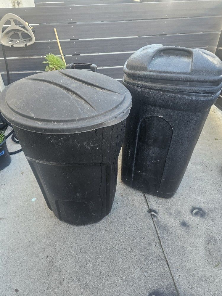 Plastic Trash Bins With Wheels (2)