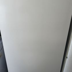 LIKE NEW SPACE SAVER FRIDIGIAIR  Upright FREEZER 