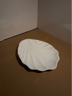 Lettuce shaped porcelain plate