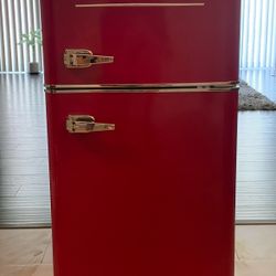 Magic Chef Retro Mini Fridge in Red 