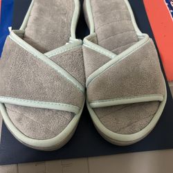 House Slippers Dearfoam