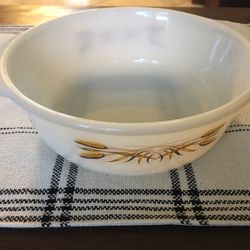 Vintage Anchor Hocking Fire King Wheat Milk Glass 1.5 Quart Round Casserole 