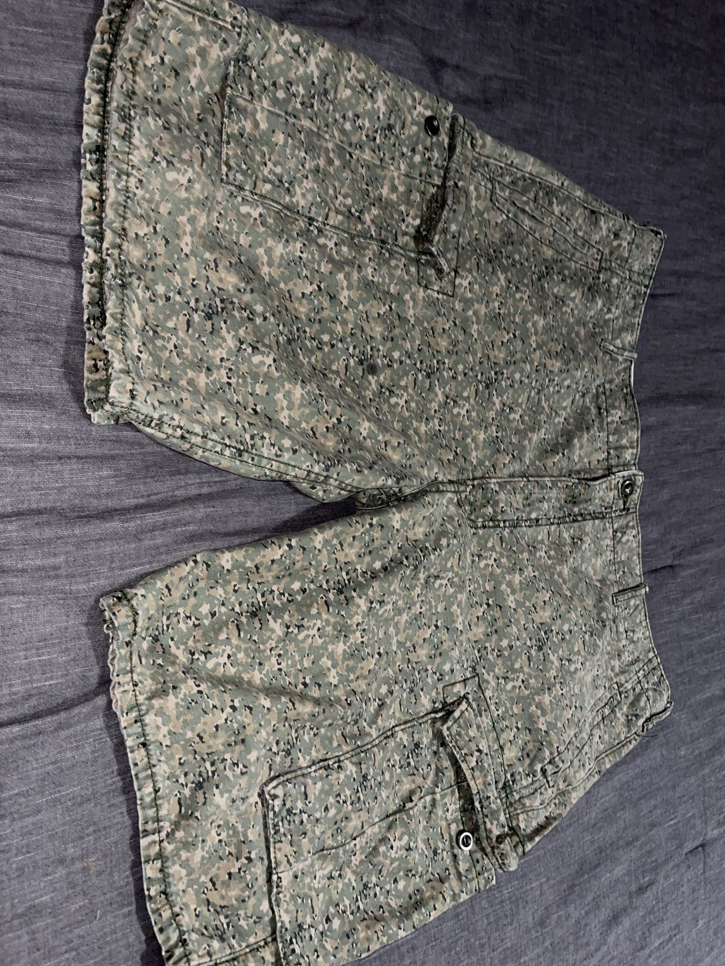 Levi’s Cargo Army Camo Shorts Men's Size 40