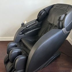 Lightly Used Insignia 2D Zero Gravity Full Body Massage Chair