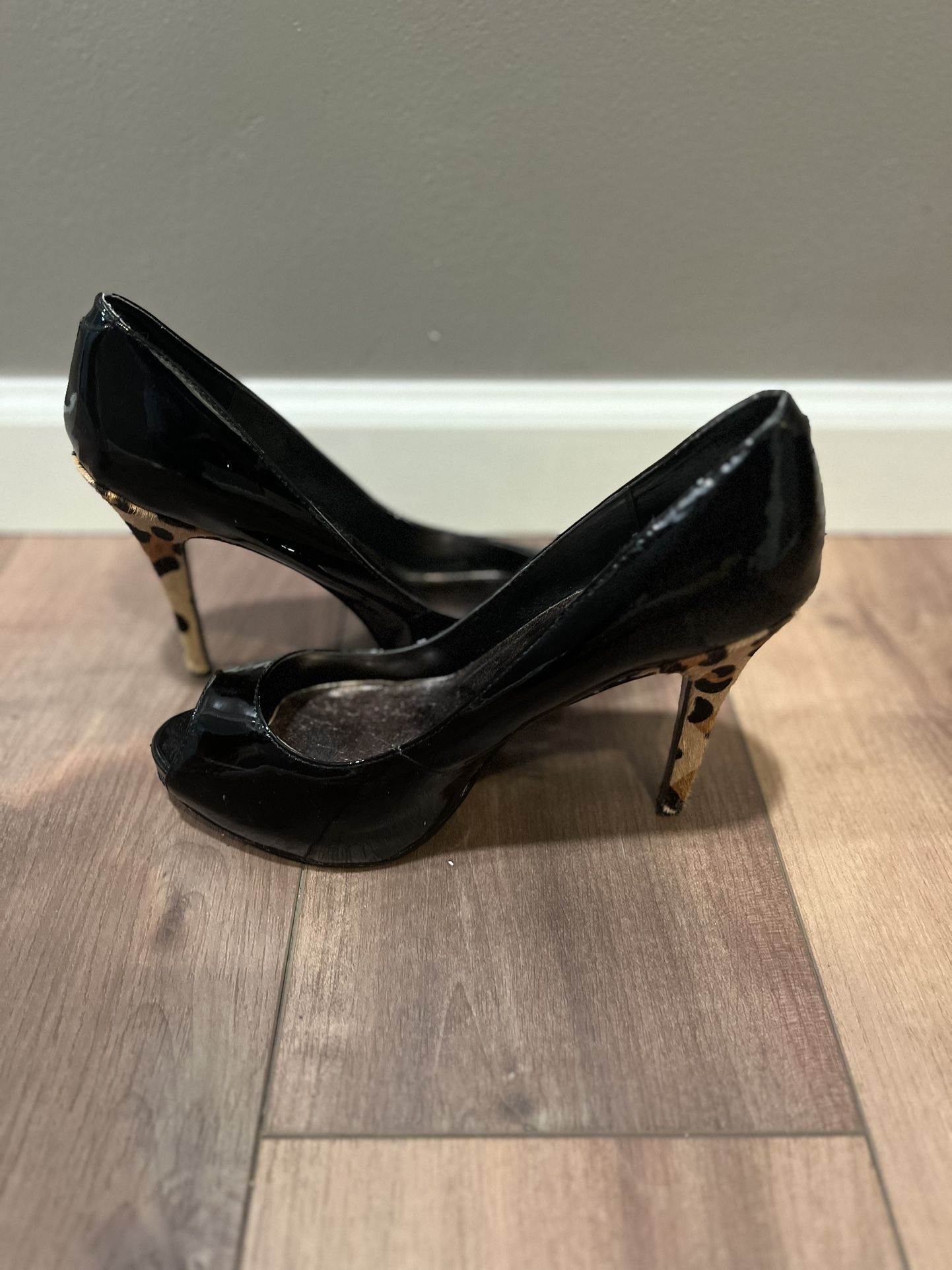 Steve Madden Black Patent Leather Peep Toe Heels with Leopard Print Heel (Size: 10)