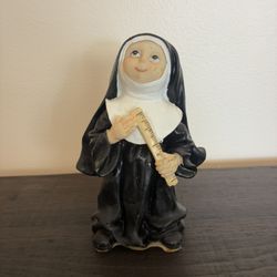 K'S COLLECTION KITSCHY FIGURINE Catholic NUN With Ruler Resin Damaged 5.5”