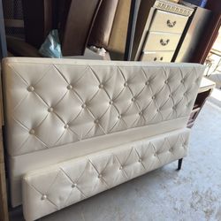  🥰BEAUTIFUL WHITE COLOR FULL SIZE BED FRAME🥰