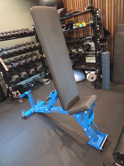WEIGHT BENCH - COMMERCIAL GRADE - EXC. CONDITION