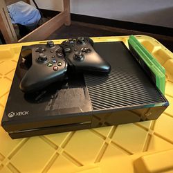 Xbox one/ 2 controllers/ 5 games
