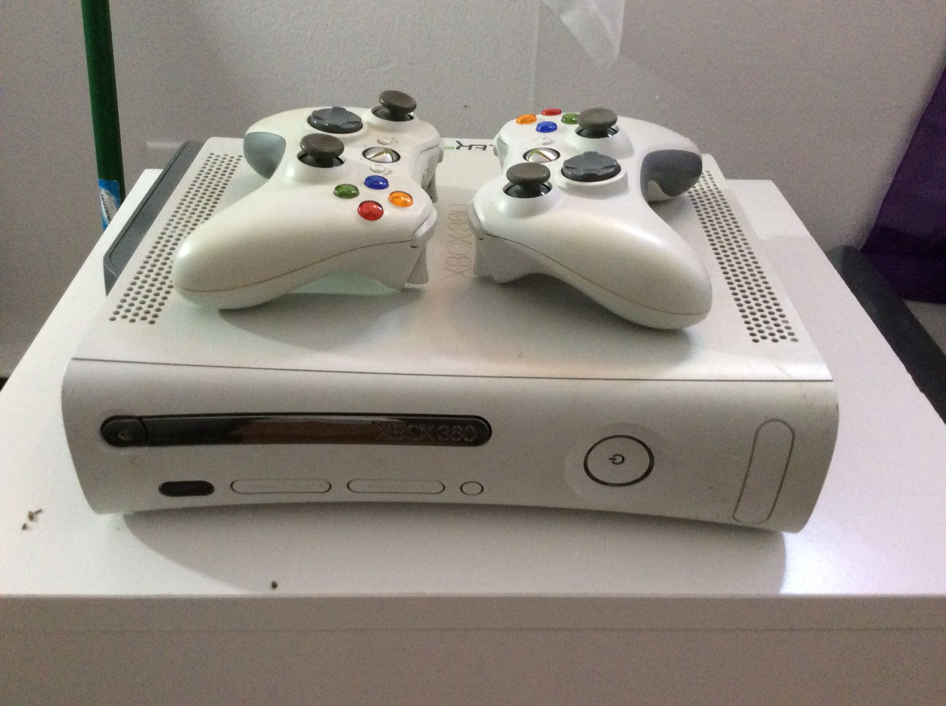 Xbox 360. 2 controller and 12 games