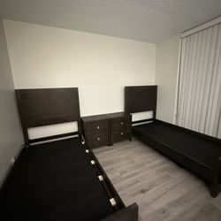 🛏️ Twin Bed Set with Matching Nightstand – Excellent Condition
