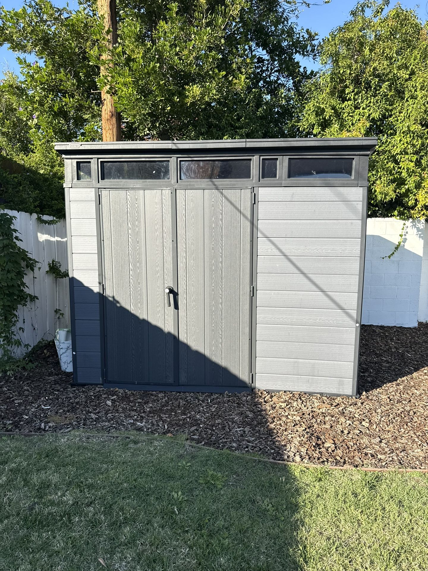 Keter 8x8 Outdoor Storage Shed – Excellent Condition