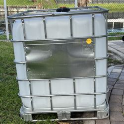 Schutz 275 Gallon  IBC Container w/ Composite Metal Pallet Base